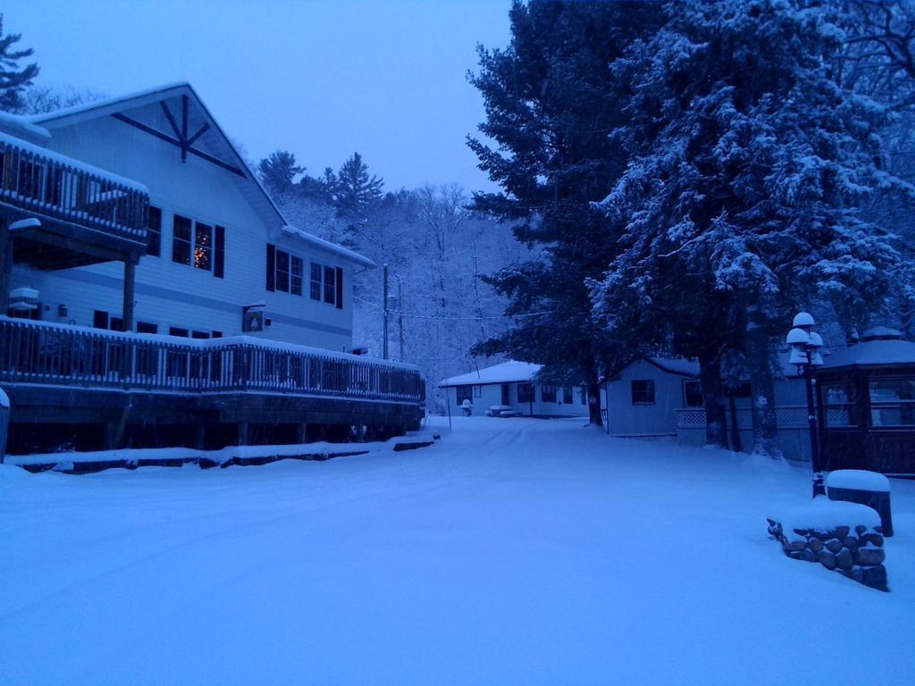 Little Hawk Resort & Marina Algonquin Highlands Buitenkant foto