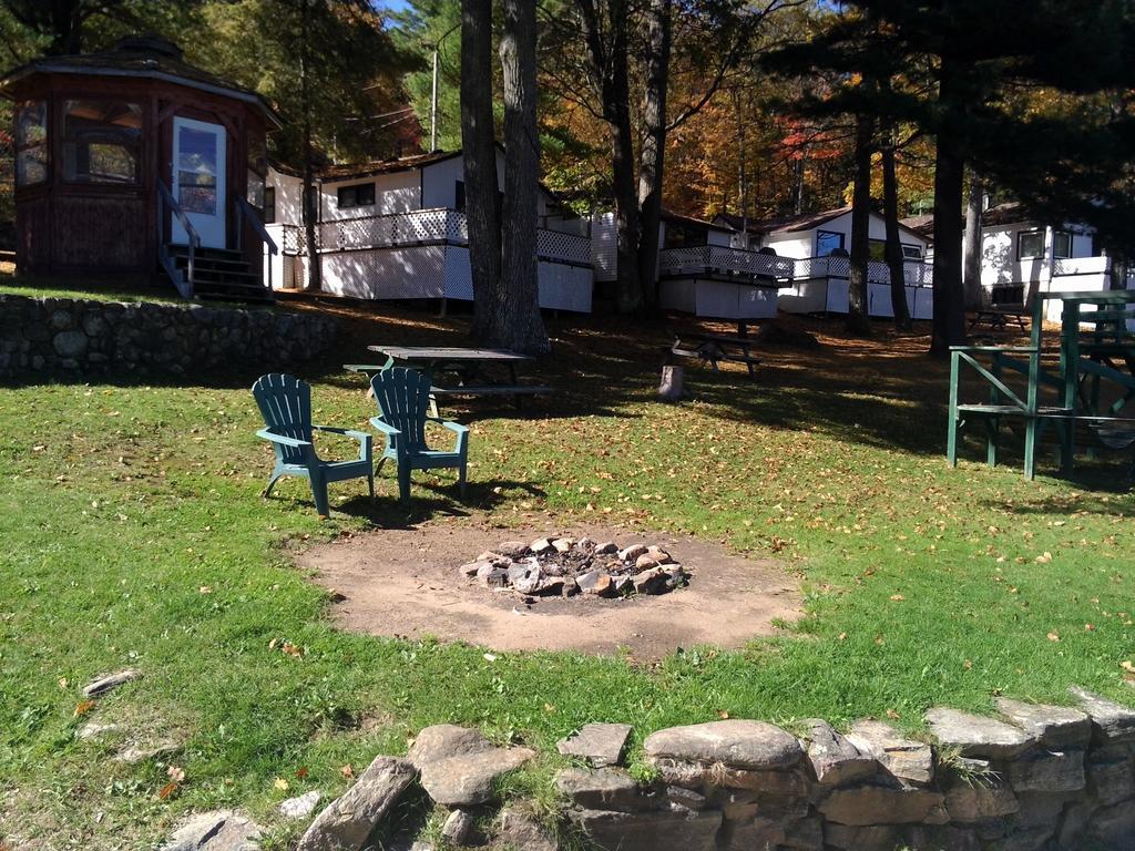 Little Hawk Resort & Marina Algonquin Highlands Buitenkant foto